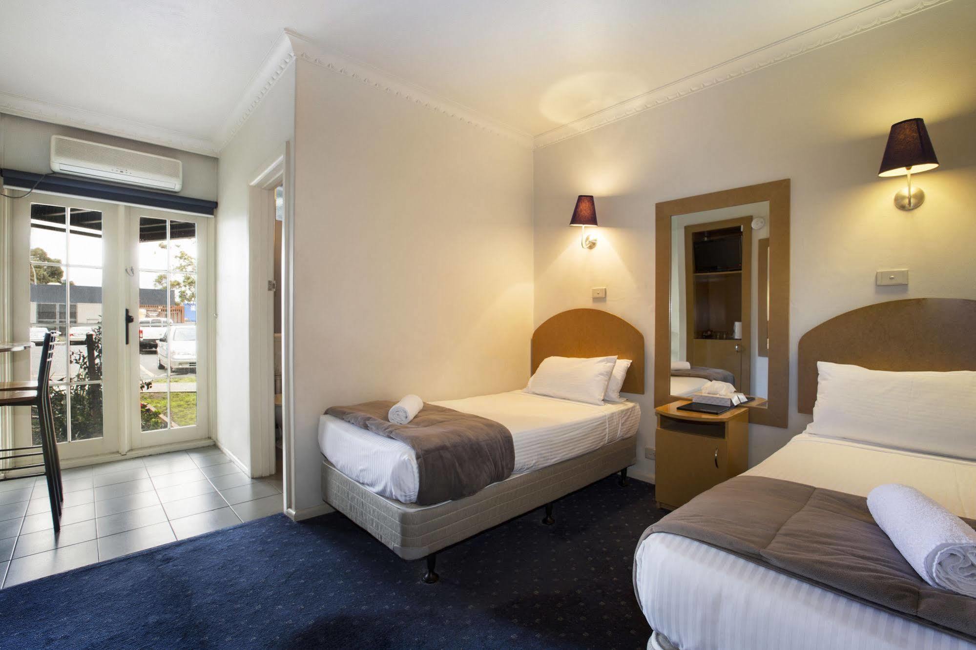 Nightcap At Skyways Hotel Melbourne Exterior foto